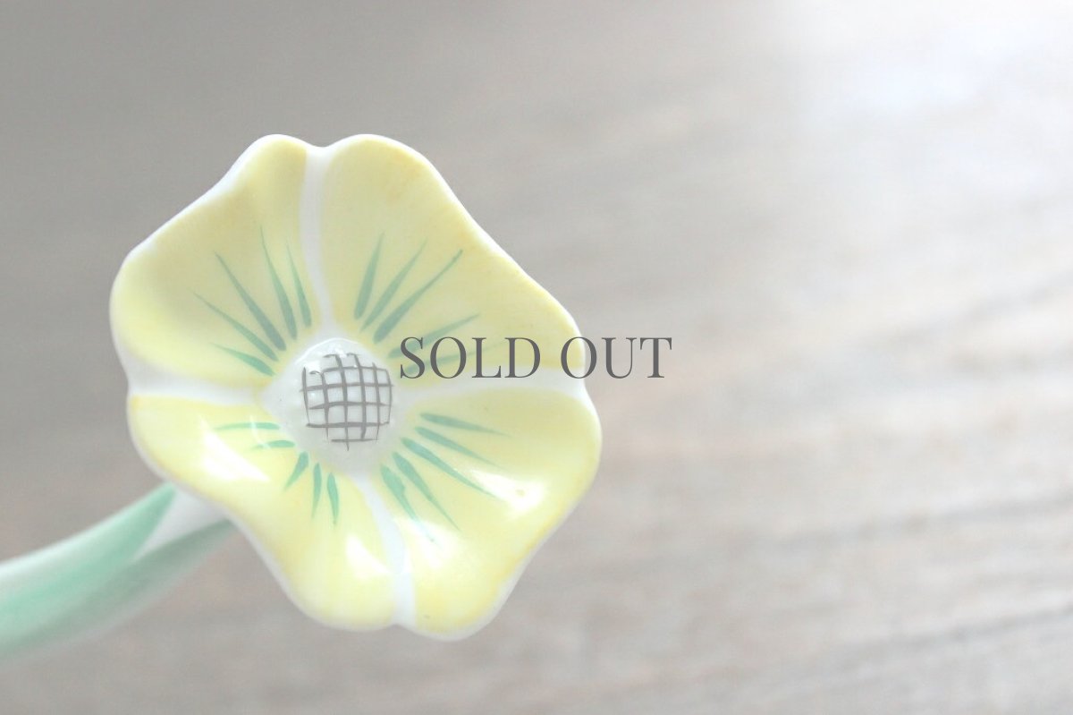 画像4: 陶器でつくられたお花の置物 (4)