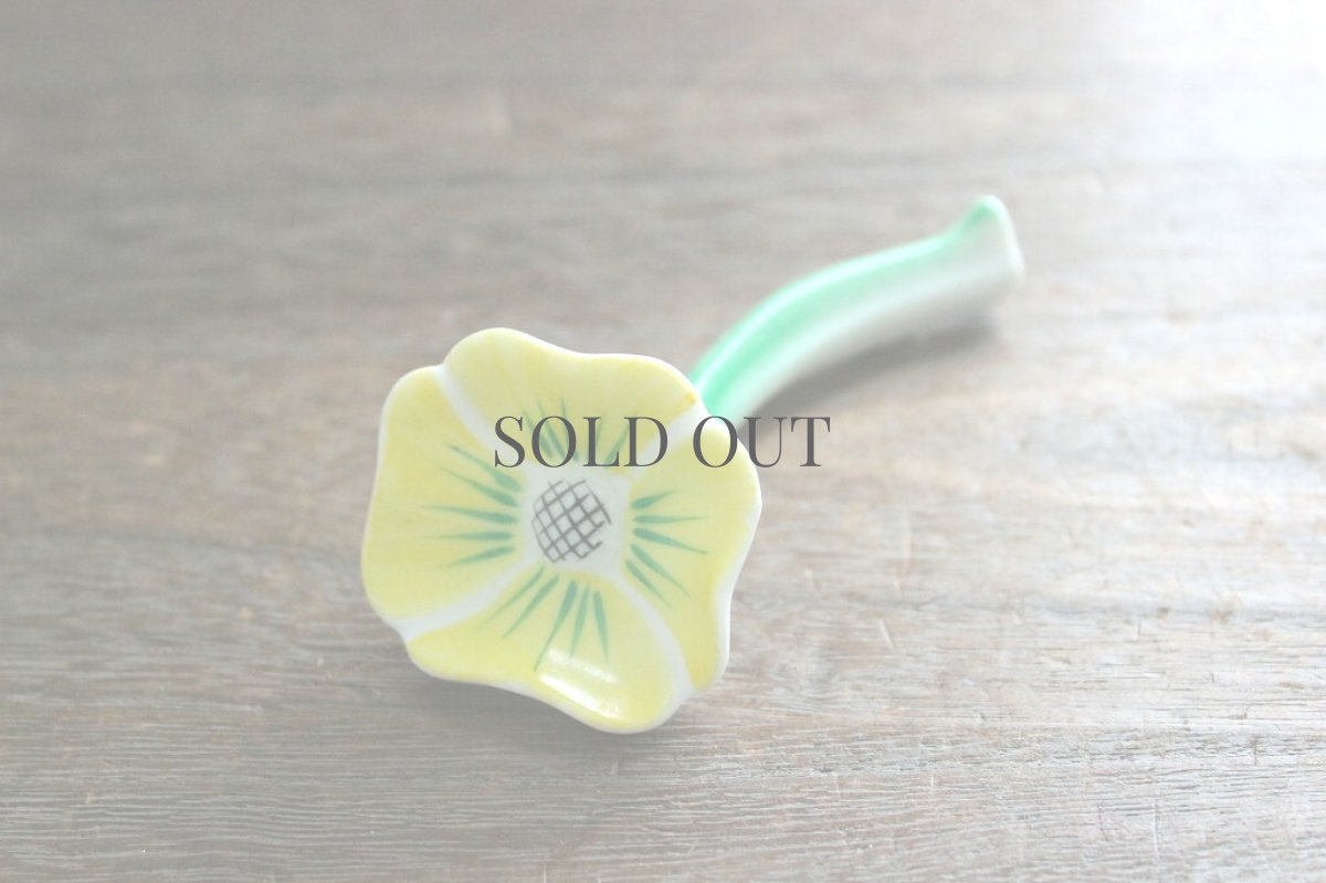 画像2: 陶器でつくられたお花の置物 (2)