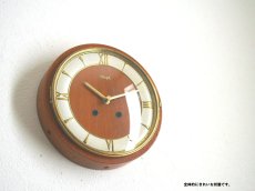 画像3: ミッドセンチュリー レトロ KIENZLE チークと真鍮の壁掛け時計 (3)