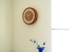 画像10: ミッドセンチュリー レトロ KIENZLE チークと真鍮の壁掛け時計 (10)