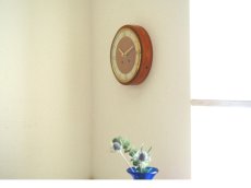 画像11: ミッドセンチュリー レトロ KIENZLE チークと真鍮の壁掛け時計 (11)