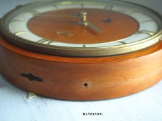 画像8: ミッドセンチュリー レトロ KIENZLE チークと真鍮の壁掛け時計 (8)