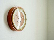 画像2: ミッドセンチュリー レトロ KIENZLE チークと真鍮の壁掛け時計 (2)