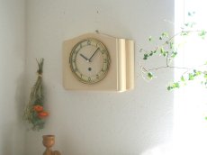 画像2: 【ムーブメント交換済み】ミッドセンチュリー レトロ Badab 木と真鍮の壁掛け時計 (2)
