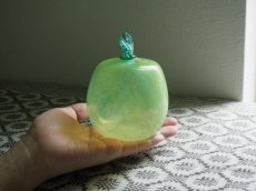 画像8: 北欧ヴィンテージ ガラスのリンゴの置物 (8)