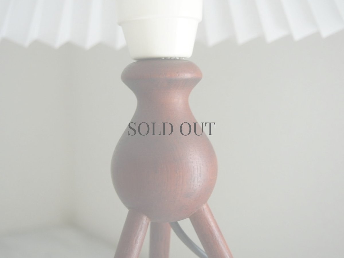 画像9: 北欧ヴィンテージ　3本脚のチークのテーブルランプ (9)