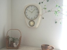 画像3: 【ムーブメント交換済み】ミッドセンチュリー レトロ KIENZLE 陶器と真鍮の壁掛け時計 (3)