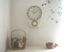 画像2: 【ムーブメント交換済み】ミッドセンチュリー レトロ KIENZLE 陶器と真鍮の壁掛け時計 (2)