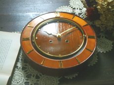 画像2: 【ムーブメント交換済み】ミッドセンチュリー レトロ 木と真鍮の壁掛け時計 (2)