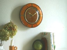 画像4: 【ムーブメント交換済み】ミッドセンチュリー レトロ 木と真鍮の壁掛け時計 (4)