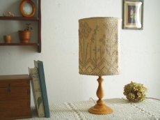 画像2: 北欧ヴィンテージ　ナーベルソム刺しゅうシェードの木製テーブルランプ (2)