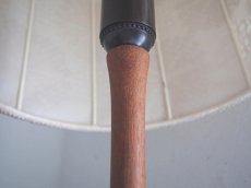 画像17: 北欧ヴィンテージ　ナーベルソム刺しゅうシェードの木製テーブルランプ (17)