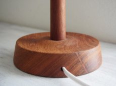 画像18: 北欧ヴィンテージ　ナーベルソム刺しゅうシェードの木製テーブルランプ (18)