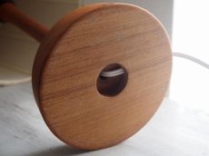 画像19: 北欧ヴィンテージ　ナーベルソム刺しゅうシェードの木製テーブルランプ (19)