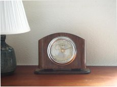 画像2: 【ムーブメント交換済み】ミッドセンチュリー レトロ ドイツ 木の置き時計 (2)