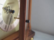 画像13: ミッドセンチュリー レトロ Junghans 木と真鍮の置き時計 (13)