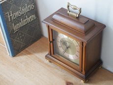 画像3: ミッドセンチュリー レトロ Junghans 木と真鍮の置き時計 (3)