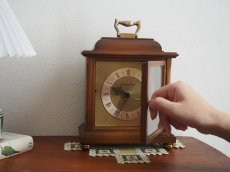 画像21: ミッドセンチュリー レトロ Junghans 木と真鍮の置き時計 (21)