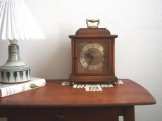 画像8: ミッドセンチュリー レトロ Junghans 木と真鍮の置き時計 (8)