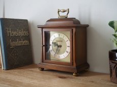 画像1: ミッドセンチュリー レトロ Junghans 木と真鍮の置き時計 (1)