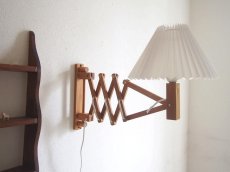 画像1: 北欧ヴィンテージ　木製の壁付けシザーランプ  (1)