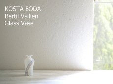 画像2: 北欧ヴィンテージ　KOSTA BODA Bertil Valien  ARTIST COLLECTION ガラスのフラワーベース/花器/花瓶 (2)