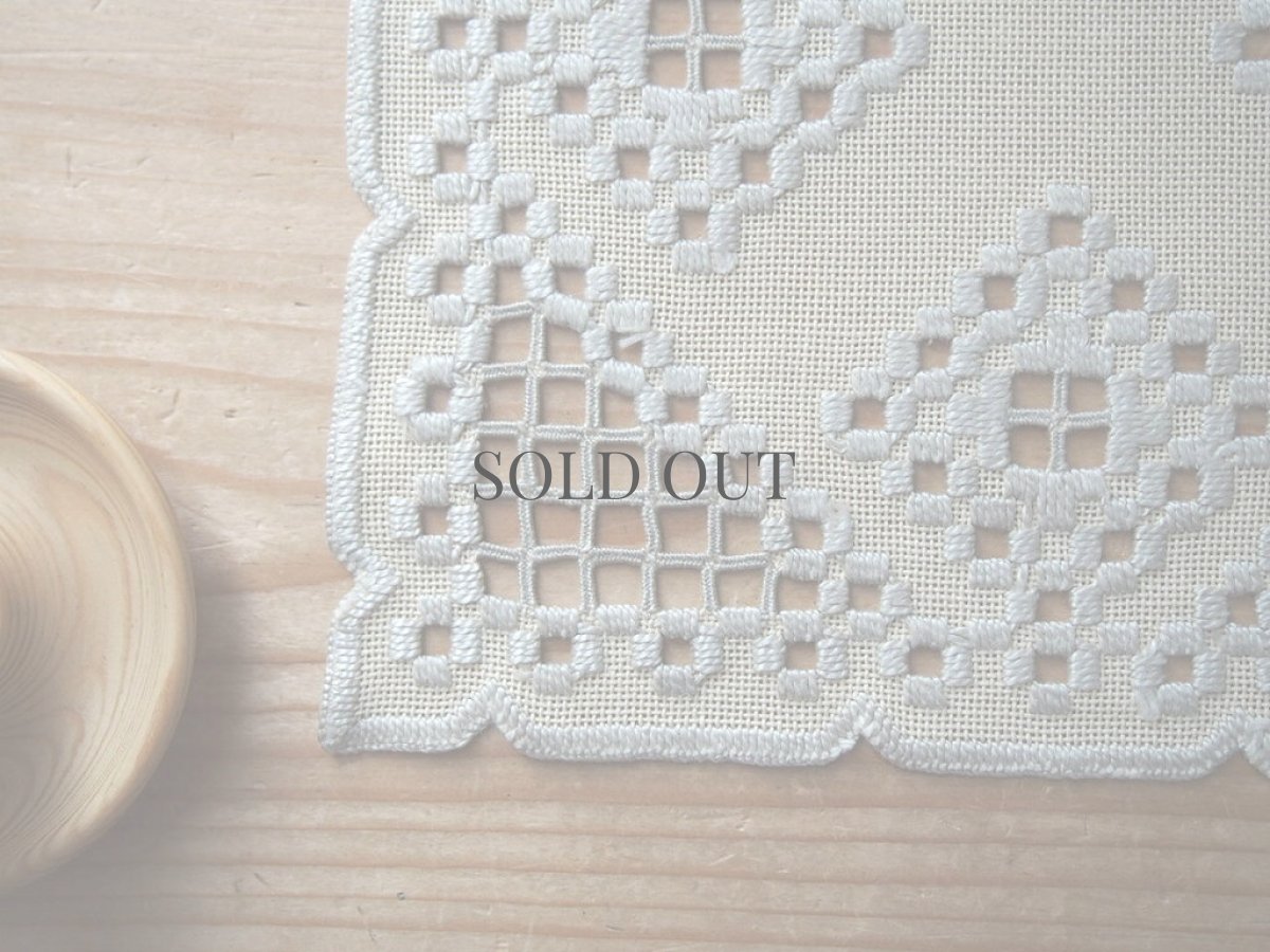 画像4: ハーダンガー刺しゅうのリネンクロス (4)