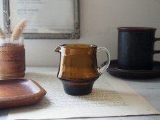 画像1: 北欧ヴィンテージ　琥珀色のガラスのクリーマー (1)