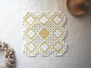 アンティーク北欧 コーラルピンクハーダンガー刺繍＆ベージュクロシェ編リネンクロス フランスアンティーク 刺繍 リネン オーバル | mamantique