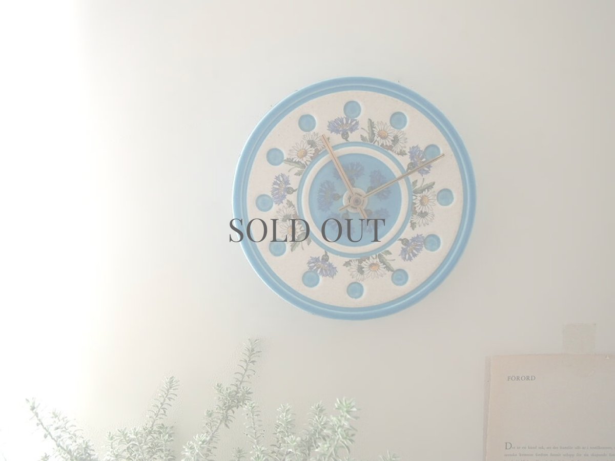 画像1: グスタフスベリ 壁掛け時計／Britt Louise Sundell デザイン／陶器・空色の花模様／1960–70年代 スウェーデン (1)