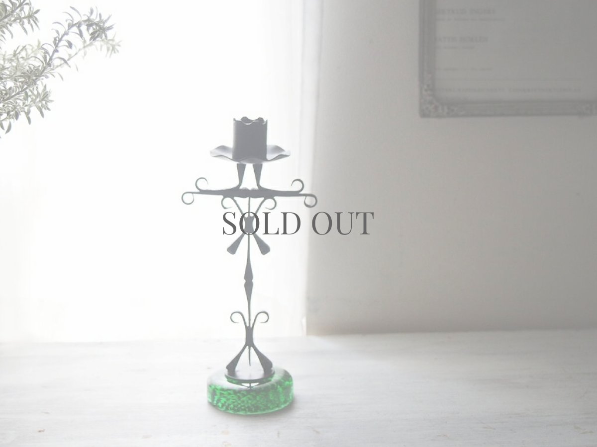 画像1: スウェーデン製 ガラス×鉄製キャンドルホルダー／緑ガラスのベース付き／1970年代の北欧キャンドルスタンド／北欧ヴィンテージ（スウェーデンヴィンテージ） (1)