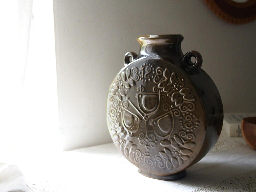 北欧ヴィンテージ 草花と小鳥のレリーフが愛らしい Upsala Ekeby