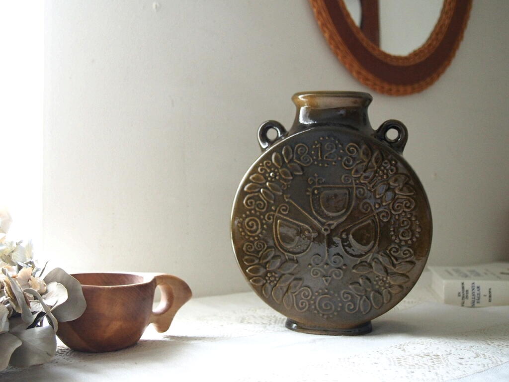 北欧ヴィンテージ 草花と小鳥のレリーフが愛らしい Upsala Ekeby