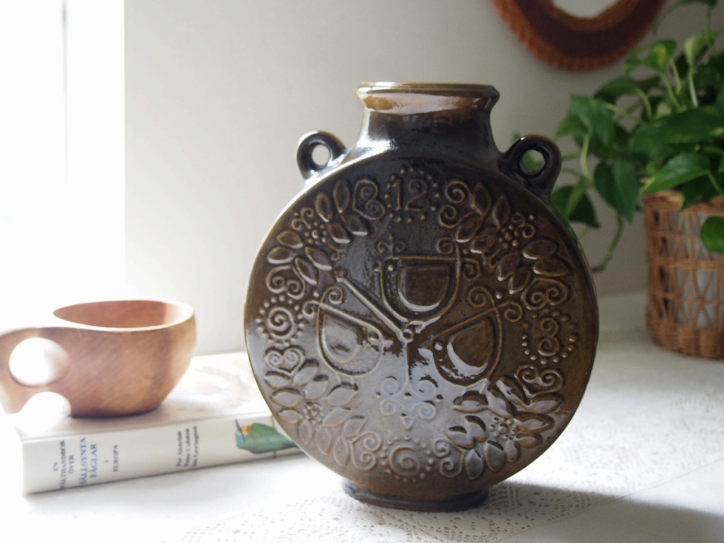 北欧ヴィンテージ 草花と小鳥のレリーフが愛らしい Upsala Ekeby