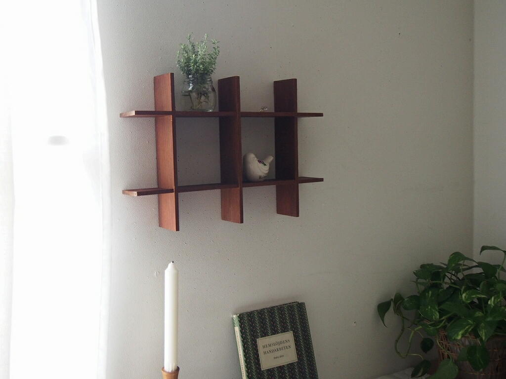 スウェーデン製チーク材ウォールシェルフ。白い壁に掛けられた北欧ヴィンテージの木製棚。空間にあたたかな表情を添えるインテリア antenna