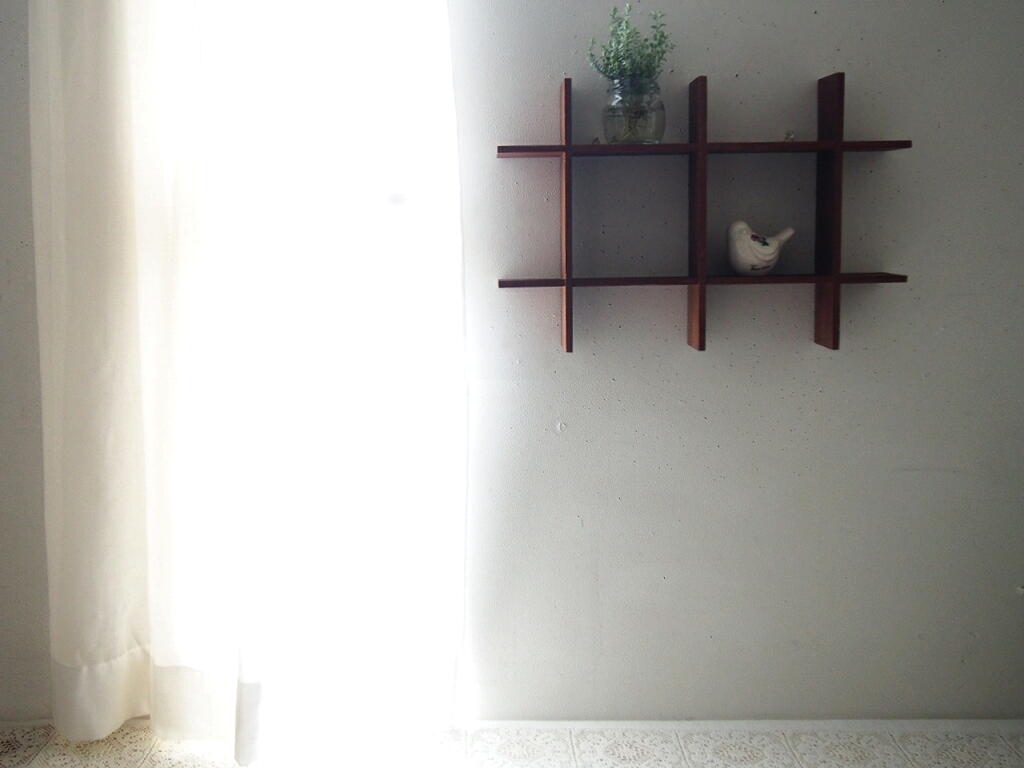 チーク材を十字に組み合わせたシンプルな北欧デザインのウォールシェルフ。木目と手仕事の美しさが際立つヴィンテージ家具