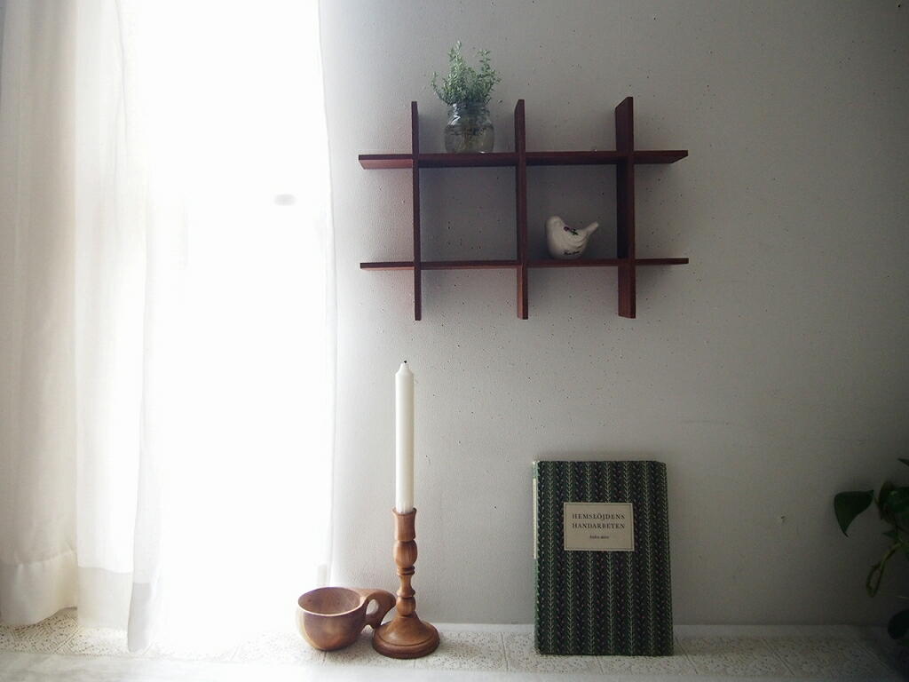 北欧ヴィンテージのチーク材ウォールシェルフ。明るい壁面に飾られた木の棚が、植物や小物とともにやさしい雰囲気をつくる antenna