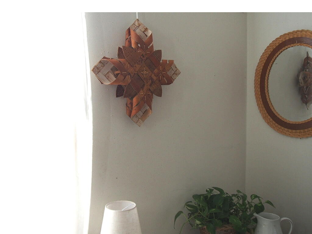 スウェーデン製の白樺オーナメントランプ。自然素材を編んだやさしいデザインで、灯りをともすと壁にあたたかな光を広げる北欧ヴィンテージ照明。 antenna