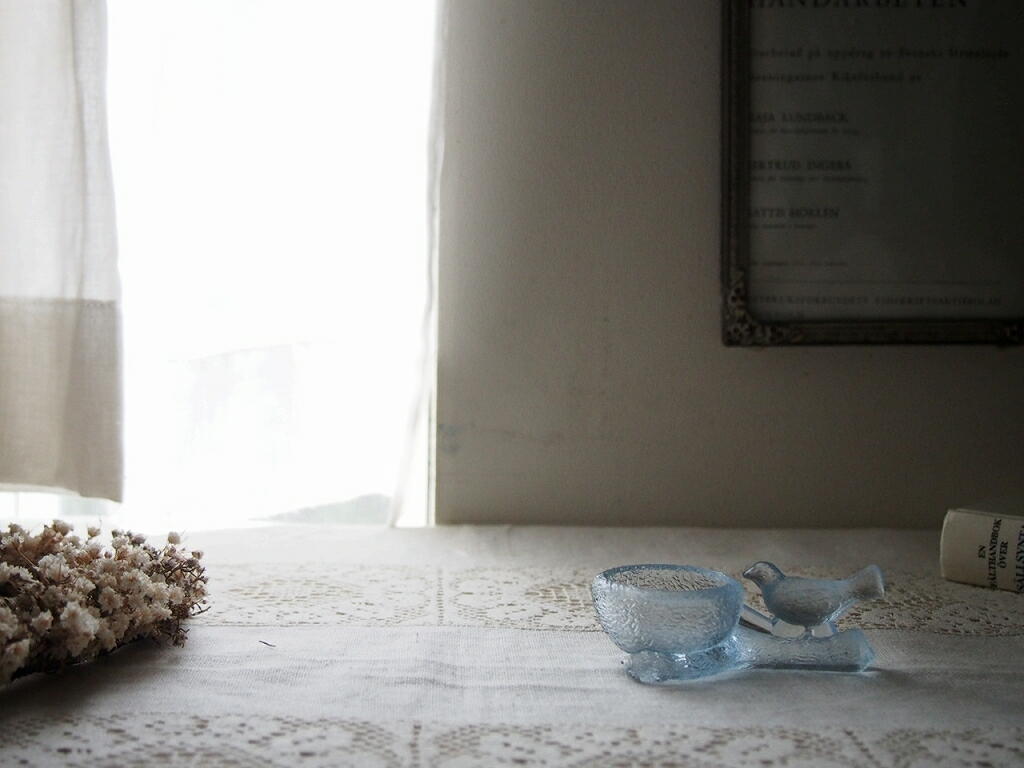 Lindshammar製ガラスオブジェを自然光で撮影。窓辺の光を透かしてブルーガラスが静かにきらめく様子 antenna