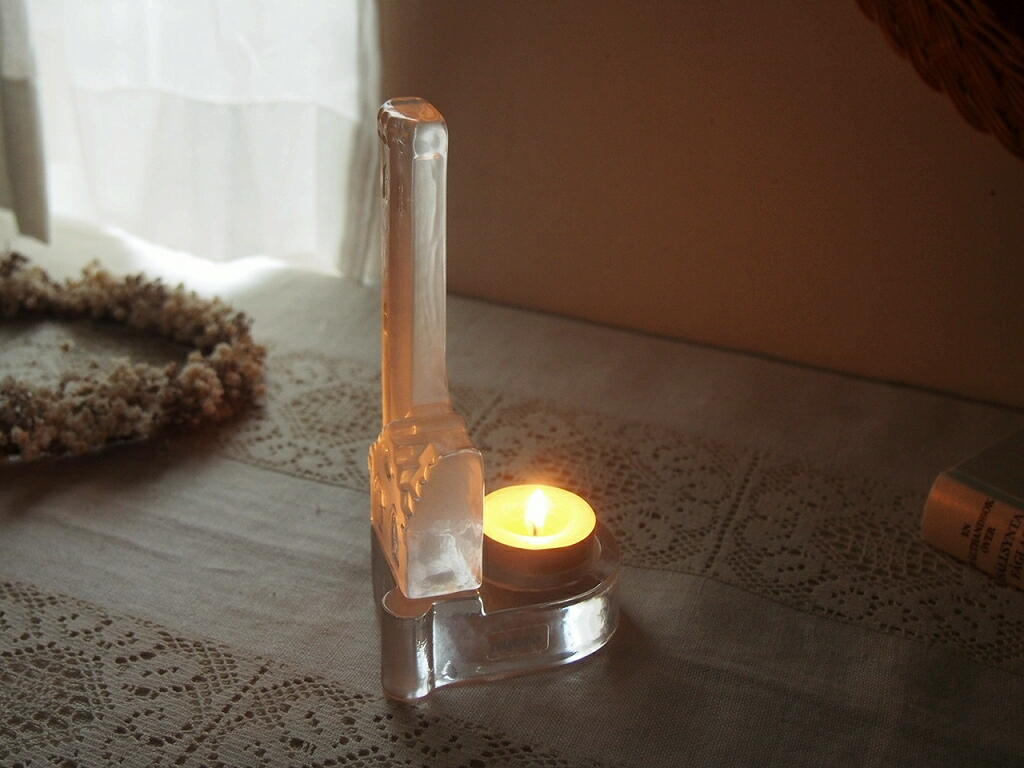 Nybro Glasbrukの教会モチーフキャンドルホルダー。キャンドルを灯すと厚みのあるガラスの中で炎がやさしく揺れ、幻想的な雰囲気をつくる antenna