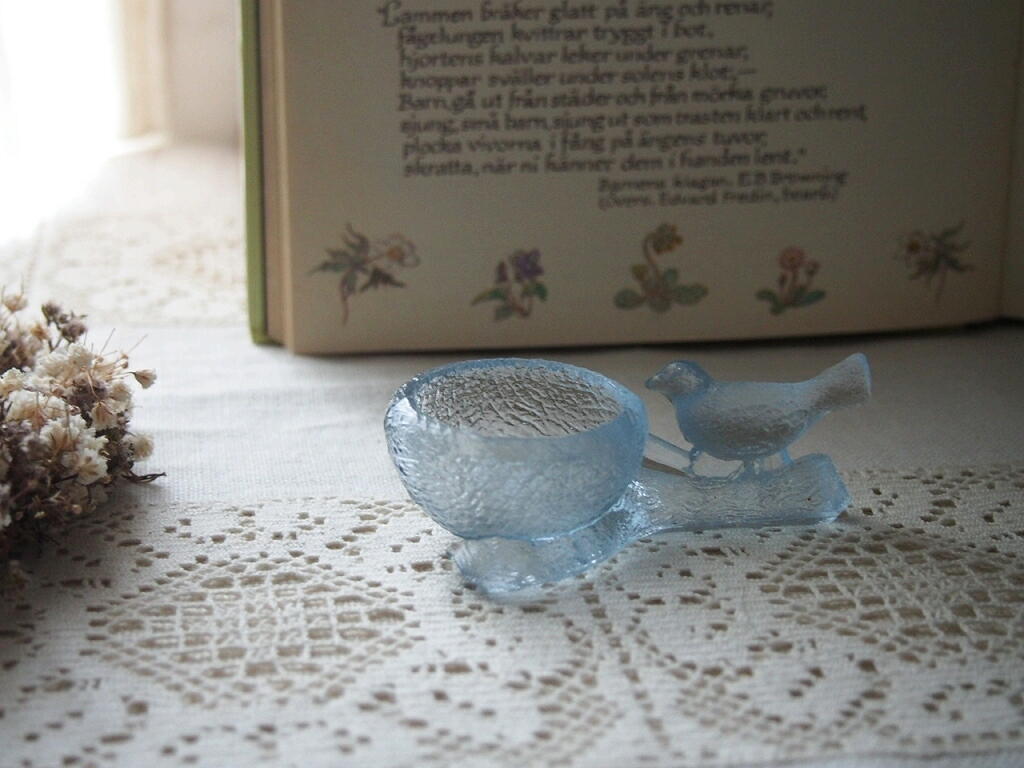 Lindshammarのブルーガラスオブジェと古い詩集。北欧らしいやさしい空気感を感じるスタイリング antenna