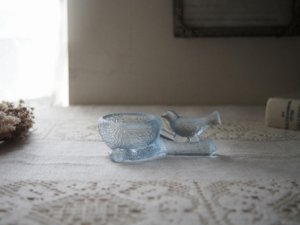 Lindshammar社によるブルーガラスの小鳥オブジェ。小鳥が枝にとまり、隣に小さな器がついたやわらかなデザイン antenna