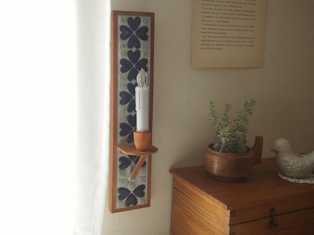 明るい光の中で壁に掛けた全体像 antenna