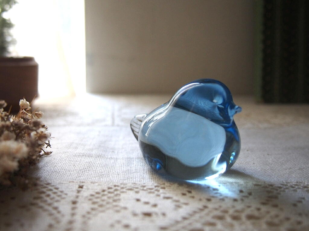 ふっくらとしたフォルムが愛らしいガラスの青い小鳥。透明感のあるブルーがやさしく輝く。 antenna