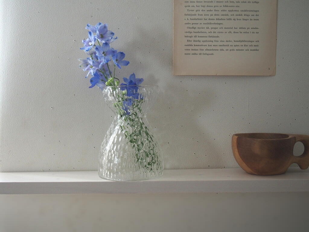 青い花を挿したスウェーデン製クリアガラスベース。光を受けて爽やかな雰囲気をつくる北欧ヴィンテージ。 antenna