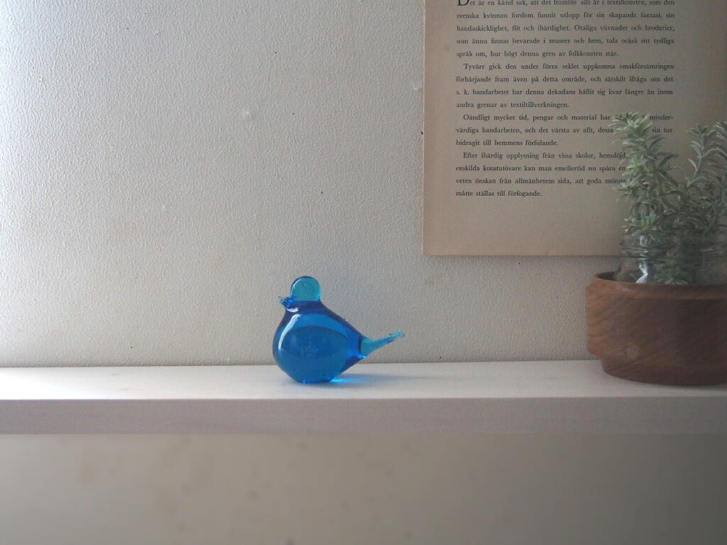 白い棚に飾られたスウェーデン製ガラスの青い小鳥。余白のある空間に静かな彩りを添える北欧ヴィンテージ。 antenna