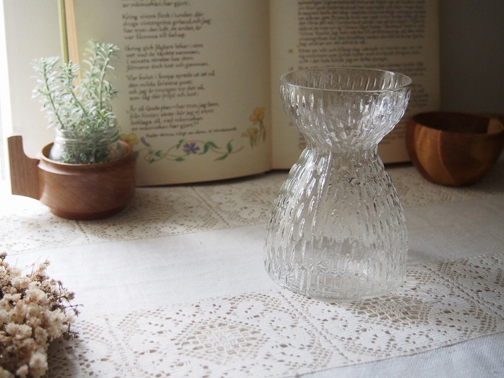 凹凸のあるクリアガラスがきらめくスウェーデン製ヒヤシンスベース。透明感のある北欧デザイン。 antenna
