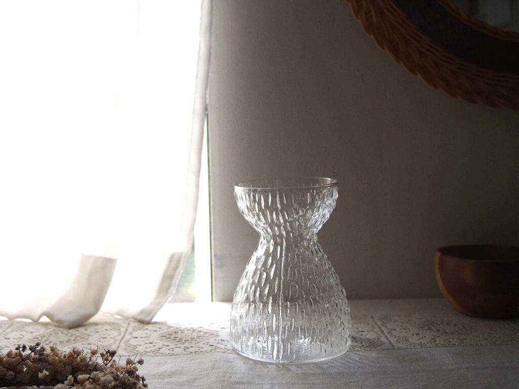 自然光を受けて静かに輝くクリアガラスのヒヤシンスベース。光と影のコントラストがやさしい印象。 antenna