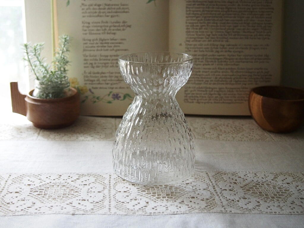 スウェーデン製のクリアガラスのヒヤシンスベース。凹凸模様が光をやさしく透かす北欧ヴィンテージフラワーベース。 antenna