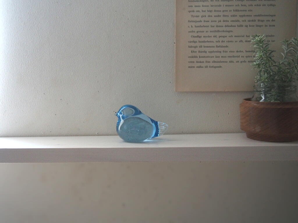 白い棚に飾られたガラスの青い小鳥のオブジェ。余白のある壁面に静かな存在感を添える北欧ヴィンテージ。 antenna